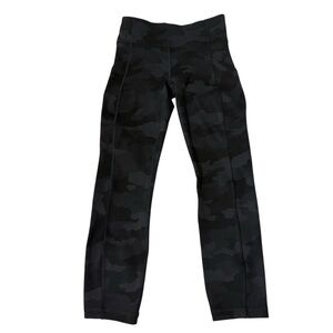 Lululemon Women’s Size 4 Black Camo Athletic Athleisure Workout Leggings
